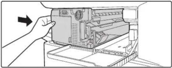 SHARP MX-4501N - Drücken Sie den Hebel nach unten links, und schieben Sie den Finisher bis zum Anschlag nach links. - 5