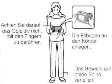 Achten Sie darauf, das Objektiv nicht mit den Fingern zu berühren. Die Ellbogen an den Körper anlegen. Das Gewicht auf beide Beine verteilen.