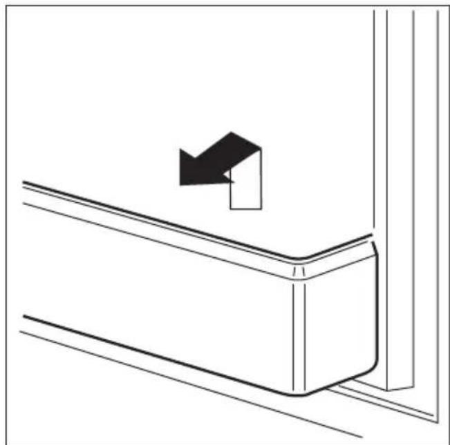 Pure technical line drawing of a door handle and bracket (no text or symbols)
