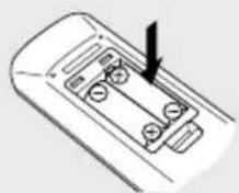 KENWOOD K-711 - Einlegen der Fernbedienungsbatterien - 2