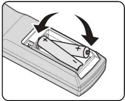 INFOCUS IN8601 - Batterien in die Fernbedienung einlegen - 2