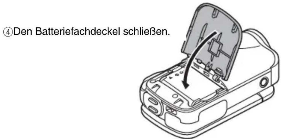 ④Den Batteriefachdeckel schließen.