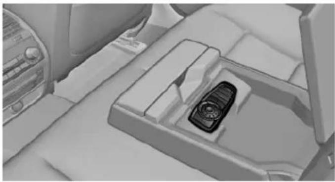 BMW 528i (2012) - In der Mittelarmlehne im Fond - 1