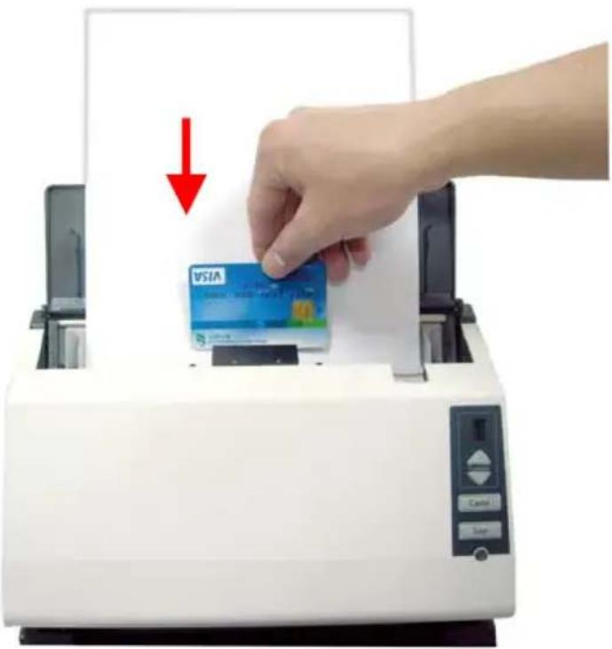 AVISION 000-0708-02G - Einlegen von Karten und Dokumenten in den ADF-Papierzuführungsschacht - 2