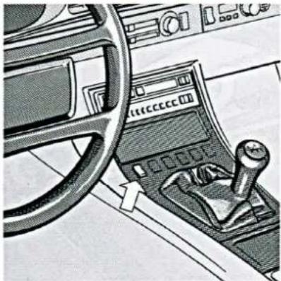 PORSCHE 944 S2 (1989) - Das Verdeck darf nur bei stehendem Fahrzeug entriegelt bzw. geöffnet werden. - 1