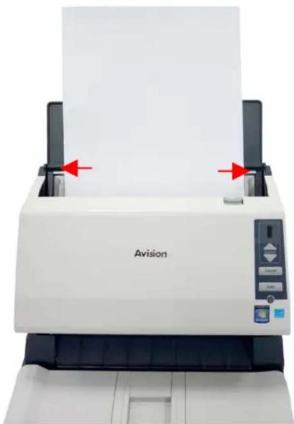 AVISION AV1860 - Einlegen von Karten und Dokumenten in den ADF-Papierzuführungsschacht - 1