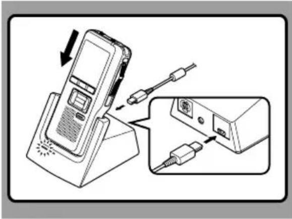 OLYMPUS DS-5000ID - Schalten Sie den POWER-Schalter des Rekorders auf OFF (S. 20) und stecken Sie den Rekorder wie abgebildet fest in die Basisstation. - 1