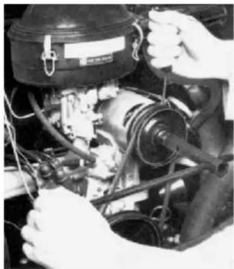 VOLKSWAGEN Beetle VW 1302 (1970) - Keilriemen spannen oder ersetzen - 1