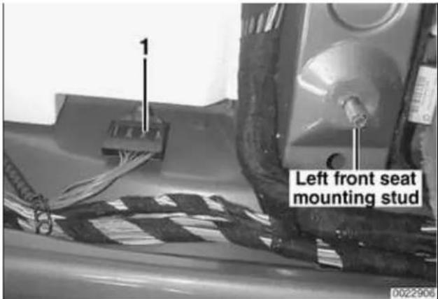 1 Left front seat mounting stud 0022906