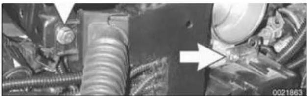 Close-up of mechanical components with a white arrow pointing to a detail (no visible text or symbols)