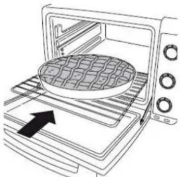 Line drawing of a microwave oven with a pan containing a grid-patterned dish, showing the lid and tray (no text or symbols)