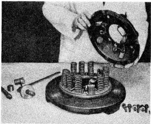 TRIUMPH TR2 (1953) - ASSEMBLY OF COVER PLATE ASSEMBLY USING THE CHURCHILL FIXTURE No. 99A - 2