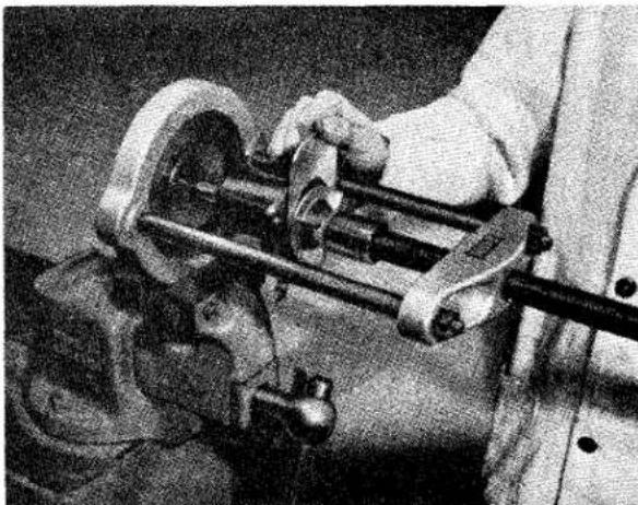 TRIUMPH TR2 (1953) - TO ASSEMBLE THE BEARING HOUSING ASSEMBLY - 1