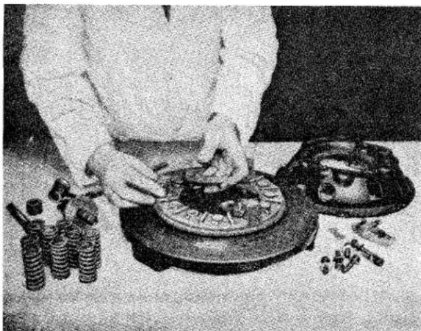 TRIUMPH TR2 (1953) - ASSEMBLY OF COVER PLATE ASSEMBLY USING THE CHURCHILL FIXTURE No. 99A - 1