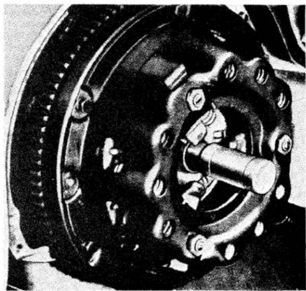 TRIUMPH TR2 (1953) - REPLACEMENT OF CLUTCH TO FLYWHEEL (Fig. 6) - 1