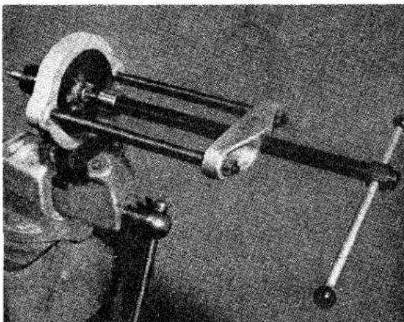 TRIUMPH TR2 (1953) - TO DISMANTLE THE BEARING HOUSING ASSEMBLY - 1