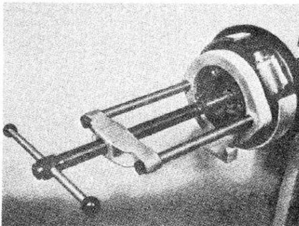 TRIUMPH TR2 (1953) - TO REMOVE HUBS - 1
