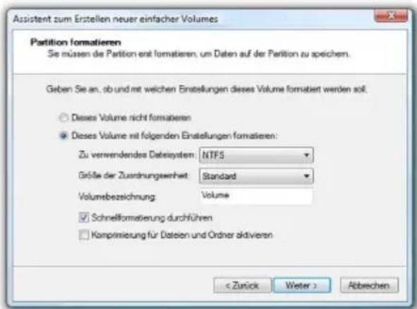 Assistent zum Erstellen neuer einfacher Volumes Partition formatieren Se müssen die Partition erst formatieren, um Daten auf der Partition zu speichen. Geben Sie an. ob und mit welchen Erstellungen dieses Volume formatiert werden soll. ○ Dieses Volume nicht formatieren ● Dieses Volume mit folgenden Erstellungen formatieren: Zu verwendendes Datesystem: NTF5 Größe der Zuordnungswert: Standard Volumebezeichnung: Volume ✓ Schnellformatierung durchführen □ Komprimierung für Dateien und Ordner aktivieren < Zurück Weiter > Abbrechen