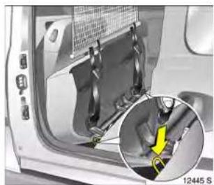 OPEL Corsa (2005) - Einbau hinter den Rücksitzen - 1