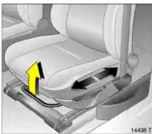 OPEL Zafira (2004) - Gepäckraum entriegeln: Schlüssel bis zum Anschlag rechts herumdrehen - 1