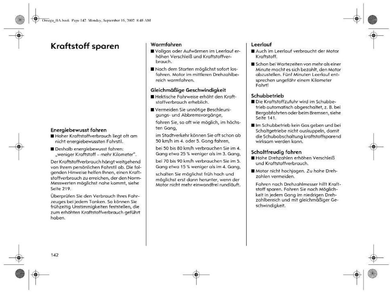 Kraftstoff sparen Energiebewusst fahren ■ Hoher Kraftstoffverbrauch liegt oft am nicht energiebewussten Fahrstil. ■ Deshalb energiebewusst fahren: „weniger Kraftstoff – mehr Kilometer“. Der Kraftstoffverbrauch hängt weitgehend von Ihrem persönlichen Fahrstil ab. Die folgenden Hinweise helfen Ihnen, einen Kraftstoffverbrauch zu erreichen, der den Norm-Messwerten möglichst nahe kommt, siehe Seite 219. Überprüfen Sie den Verbrauch Ihres Fahrzeuges bei jedem Tanken. So können Sie frühzeitig Unstimmigkeiten feststellen, die zum erhöhten Kraftstoffverbrauch geführt haben. Warmfahren ■ Vollgas oder Aufwärmen im Leerlauf erhöhen Verschleiß und Kraftstoffverbrauch. ■ Nach dem Starten möglichst sofort losfahren. Motor im mittleren Drehzahlbereich warmfahren. Gleichmäßige Geschwindigkeit ■ Hektische Fahrweise erhöht den Kraftstoffverbrauch erheblich. ■ Vermeiden Sie unnötige Beschleunigungs- und Abbremsvorgänge, fahren Sie, so oft wie möglich, im höchsten Gang, im Stadtverkehr können Sie oft schon ab 50 km/h im 4. oder 5. Gang fahren, bei 50 bis 80 km/h verbrauchen Sie im 4. Gang etwa 25 % weniger als im 3. Gang, bei 70 bis 90 km/h verbrauchen Sie im 5. Gang etwa 15 % weniger als im 4. Gang, schalten Sie möglichst früh hoch und möglichst erst dann herunter, wenn der Motor nicht mehr einwandfrei rundläuft. Leerlauf ■ Auch im Leerlauf verbraucht der Motor Kraftstoff. ■ Schon bei Wartezeiten von mehr als einer Minute macht es sich bezahlt, den Motor abzustellen. Fünf Minuten Leerlauf entsprechen ungefähr einem Kilometer Fahrt! Schubbetrieb ■ Die Kraftstoffzufuhr wird im Schubbetrieb automatisch abgeschaltet, z. B. bei Bergabfahrten oder beim Bremsen, siehe Seite 141. ■ Im Schubbetrieb kein Gas geben und bei Schaltgetriebe nicht auskuppeln, damit die Schubabschaltung kraftstoffsparend wirksam werden kann. Schaltfreudig fahren ■ Hohe Drehzahlen erhöhen Verschleiß und Kraftstoffverbrauch. ■ Motor nicht hochjagen. Zu hohe Drehzahlen vermeiden. Fahren nach Drehzahlmesser hilft Kraftstoff sparen. Fahren Sie nach Möglichkeit in jedem Gang im niedrigen Drehzahlbereich und mit gleichmäßiger Geschwindigkeit.