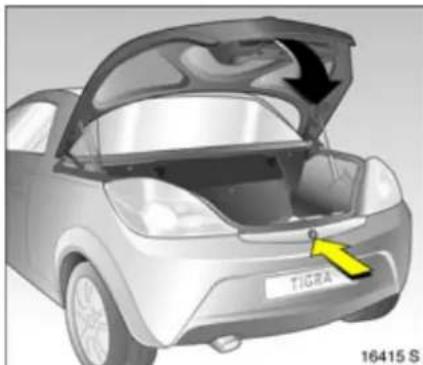 OPEL Tigra TwinTop (2009) - Öffnen mit der Taste unterhalb des Gepäckraumdeckels - 1