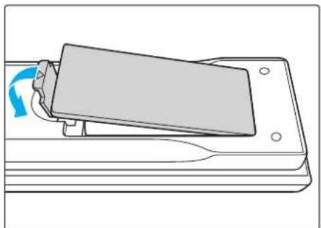 EIKI EK-611W - Batterien in die Fernbedienung einlegen - 3