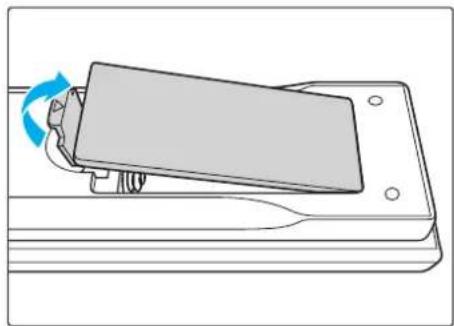 EIKI EK-610U - Batterien in die Fernbedienung einlegen - 1