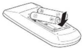 EIKI EK-100W - Einsetzen der Batterien in die Fernbedienung - 2