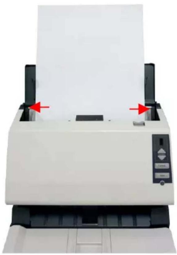 AVISION AV1880 - Einlegen von Karten und Dokumenten in den ADF-Papierzuführungsschacht - 1