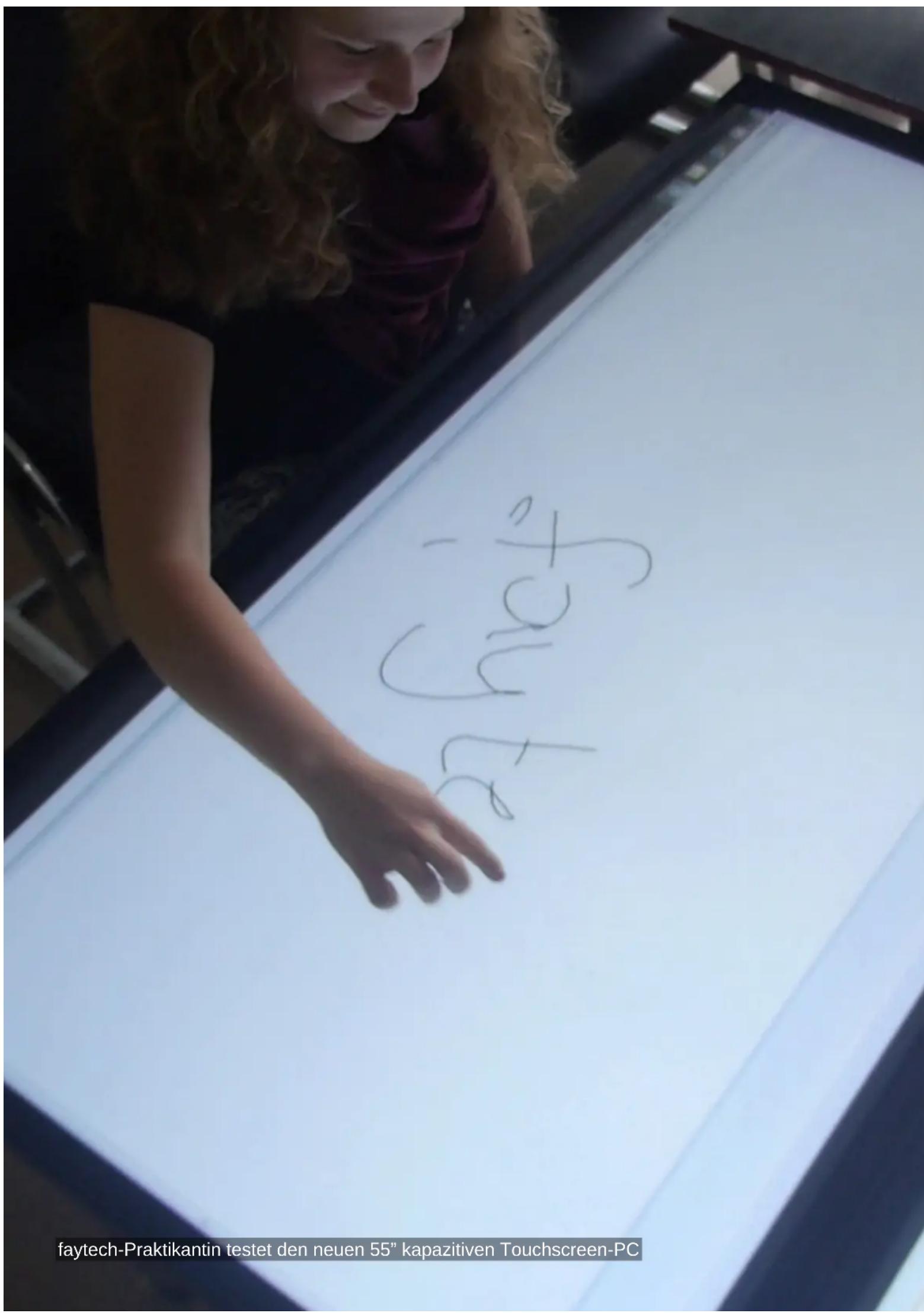 - 4/6 faytech-Praktikantin testet den neuen 55" kapazitiven Touchscreen-PC