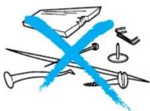 Illustration von gekreuzten blauen Werkzeugen, darunter ein Buch, ein Stift und ein Nagel (kein Text oder Symbole)