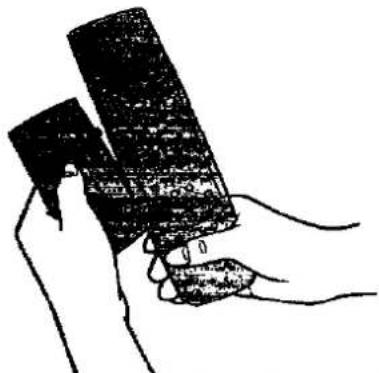 Illustration von zwei Händen, die einen zylindrischen Gegenstand halten, möglicherweise eine Batterie oder ein Sensorgehäuse (kein Text oder Symbole sichtbar)