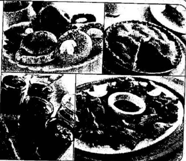 Schwarz-weiße Fotocollage mit vier verschiedenen Tellern eines Desserts oder Gerichts, ohne sichtbaren Text oder Symbole.