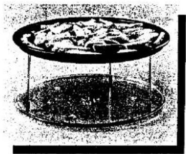 Draufsicht auf ein kreisförmiges Metalltablett mit Lebensmitteln, auf einem kreisförmigen Sockel platziert (kein sichtbarer Text oder Symbole)