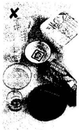 Schwarz-weiße Illustration mit chinesischen Schriftzeichen, mit einem Kreuzzeichen und kreisförmigen Siegeln, die wahrscheinlich ein finanzielles oder symbolisches Konzept darstellt.