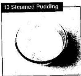 Nahaufnahme eines gedämpften Puddings mit kreisförmiger Öffnung und dunkler Flüssigkeit (kein Text oder Symbole sichtbar)