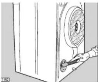 ELECTROLUX EDC46130 - Reinigung des hinteren Sauggitters - 1