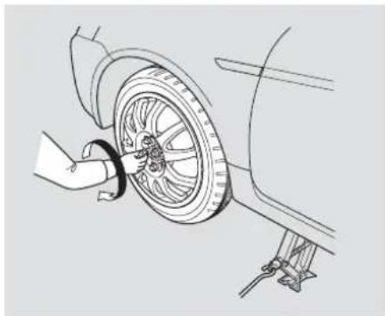 Acura TL (2006) - Changing a Flat Tire - 6
