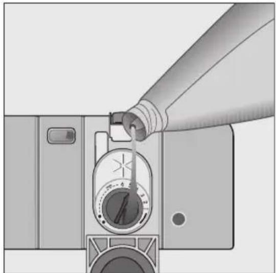 AEG-ELECTROLUX Favorit F 80860 IM - Füllen Sie Klarspüler ein: - 2