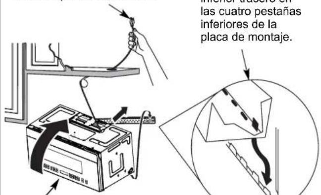 las cuatro pestañas inferiores de la placa de montaje.