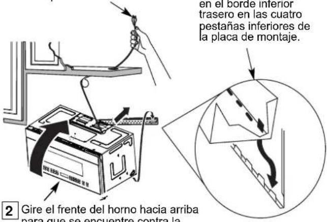 en el borde inferior trasero en las cuatro pestañas inferiores de la placa de montaje. 2 Gire el frente del horno hacia arriba para que se encuentre contra la