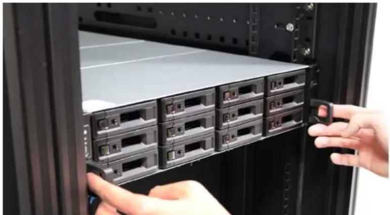 SYNOLOGY RackStation RS28221RP+ - To remove the rail kit - 1