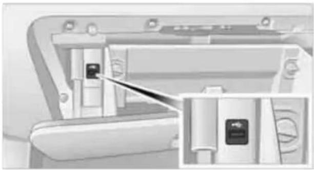 BMW M3 Sedan (2009) - USB interface for data transmission - 1