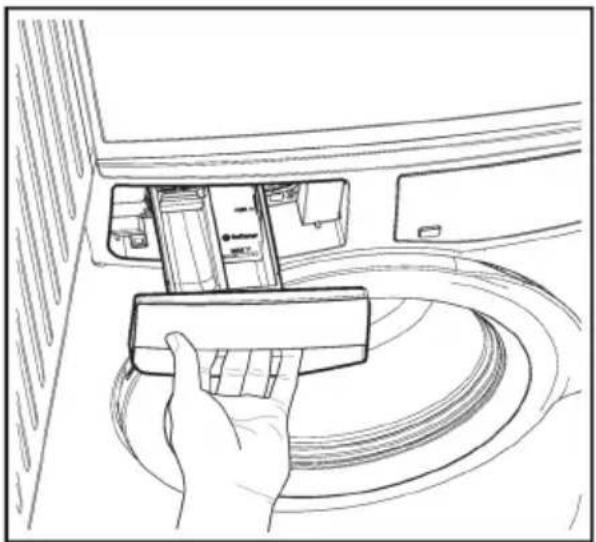 ELECTROLUX EWF8005EQWA - Cara membersihkan bagian bawah dari dispenser pelembut: - 4