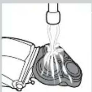 PHILIPS AquaTouch AT926 - Cleaning the shaving unit under the tap - 3