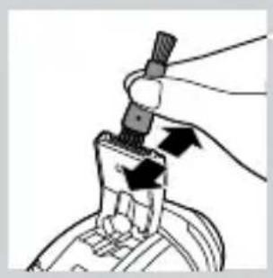 PHILIPS AquaTouch AT926 - Cleaning the trimmer with the cleaning brush - 2