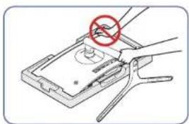SAMSUNG C24FG73FQE - Attaching the Stand (C\*FG73\* model only) - 8