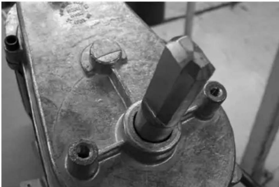 Servend S-200 - FRONT SERVICEABLE GEAR MOTOR REMOVAL - 3