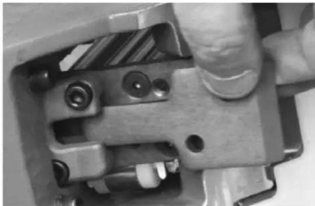 POWERNAIL 50P FLEX - Clearing a jam with the new Revision 2 Foot. - 3